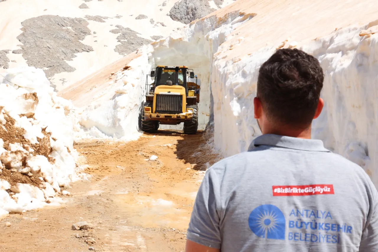Antalya’da yayla yollarında karla mücadele sürüyor