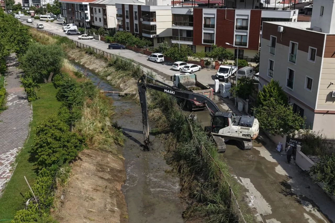 Manisa’da sulama kanalında kapsamlı temizlik