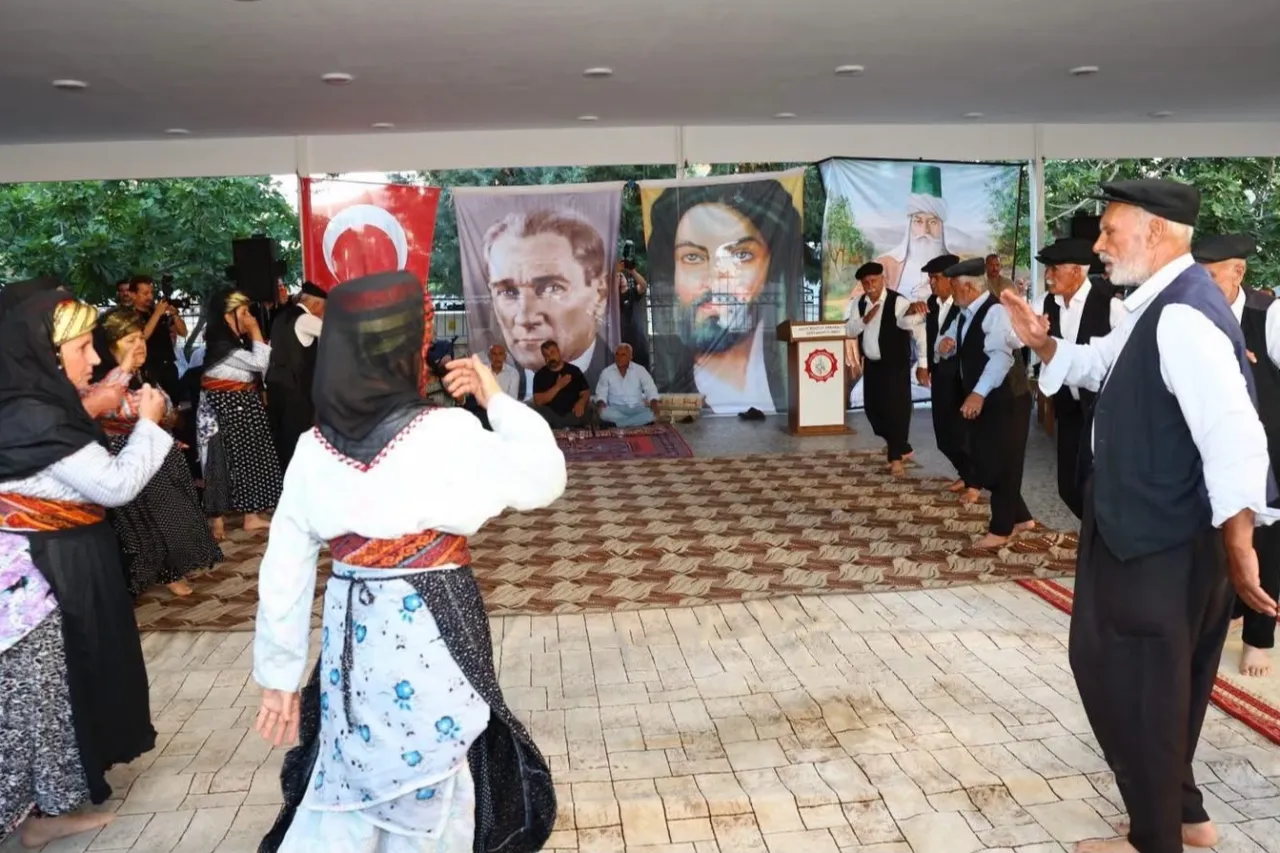 Adıyaman’da gönüller aşurede buluştu... Alevi Canlar ve Sünniler aynı sofrada kardeşliği yaşattı