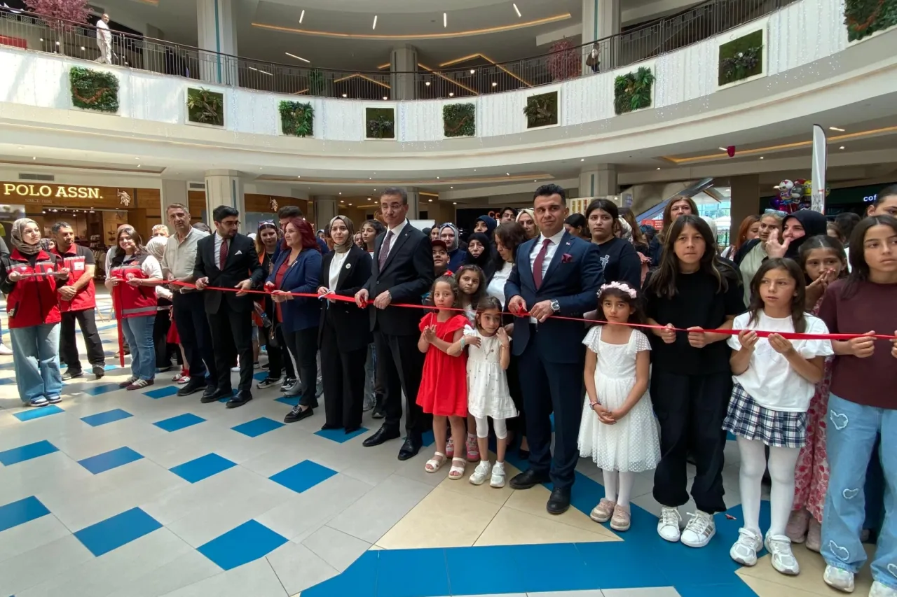 Erzurum'da koruyucu aile farkındalık sergisi yoğun ilgi gördü