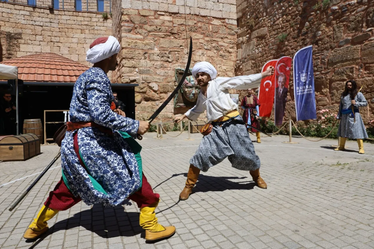 Bursa Zindankapı'da Türk kılıçları çekildi