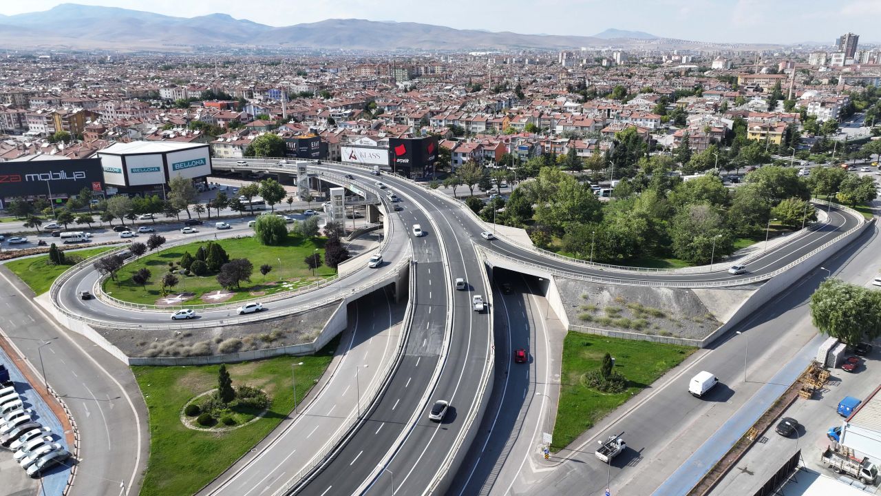 Uluyayla ve Altıyol üst geçitlerinin asfaltı yenilendi