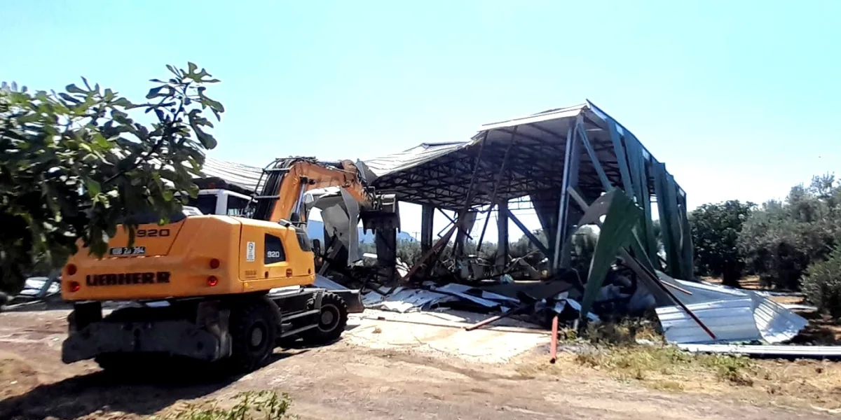 Bursa Osmangazi’de tarım alanına kaçak yapılan depo yıkıldı