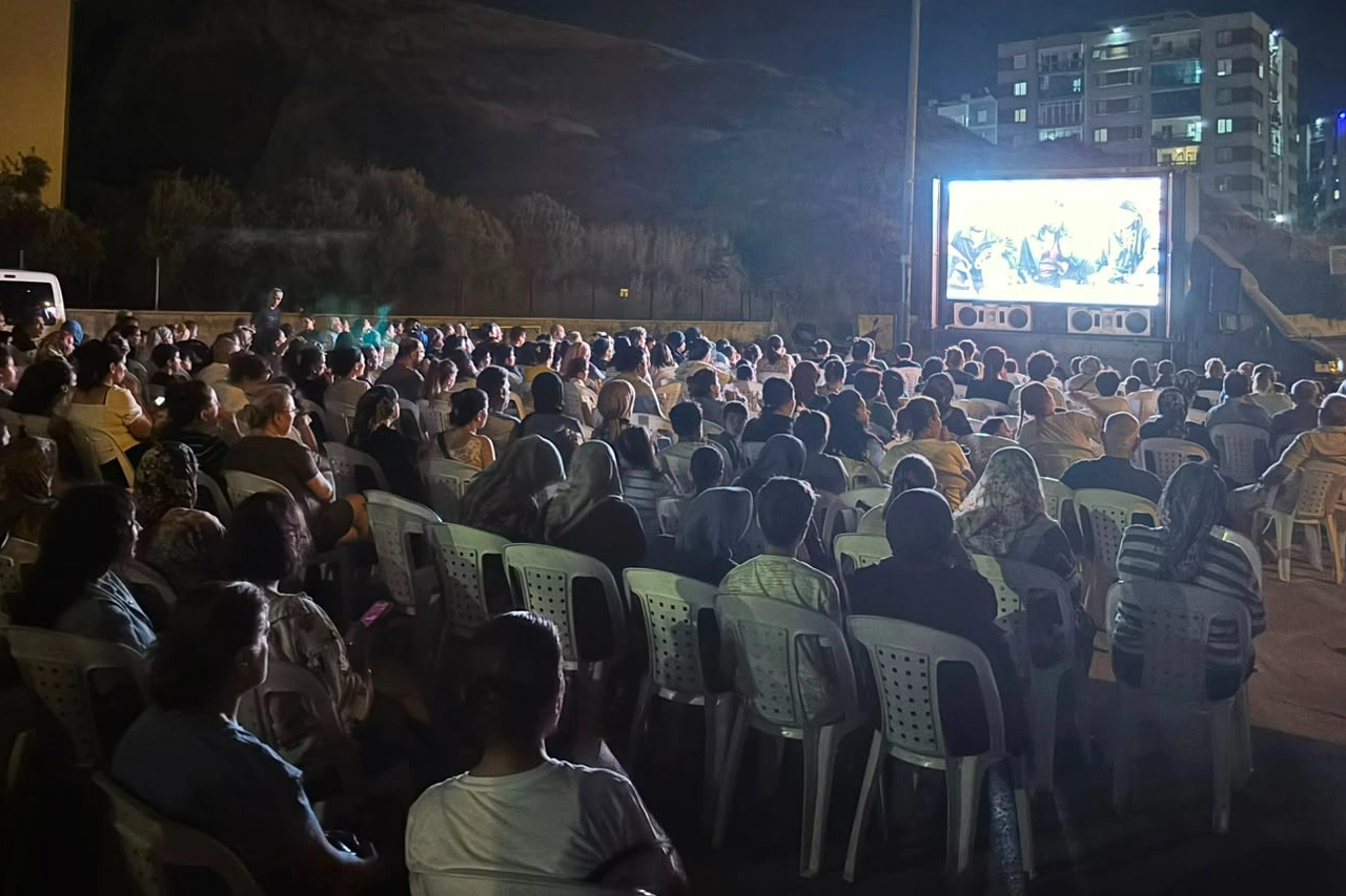 İzmir Çiğli’de Mahalle Sinema Günlerine büyük ilgi