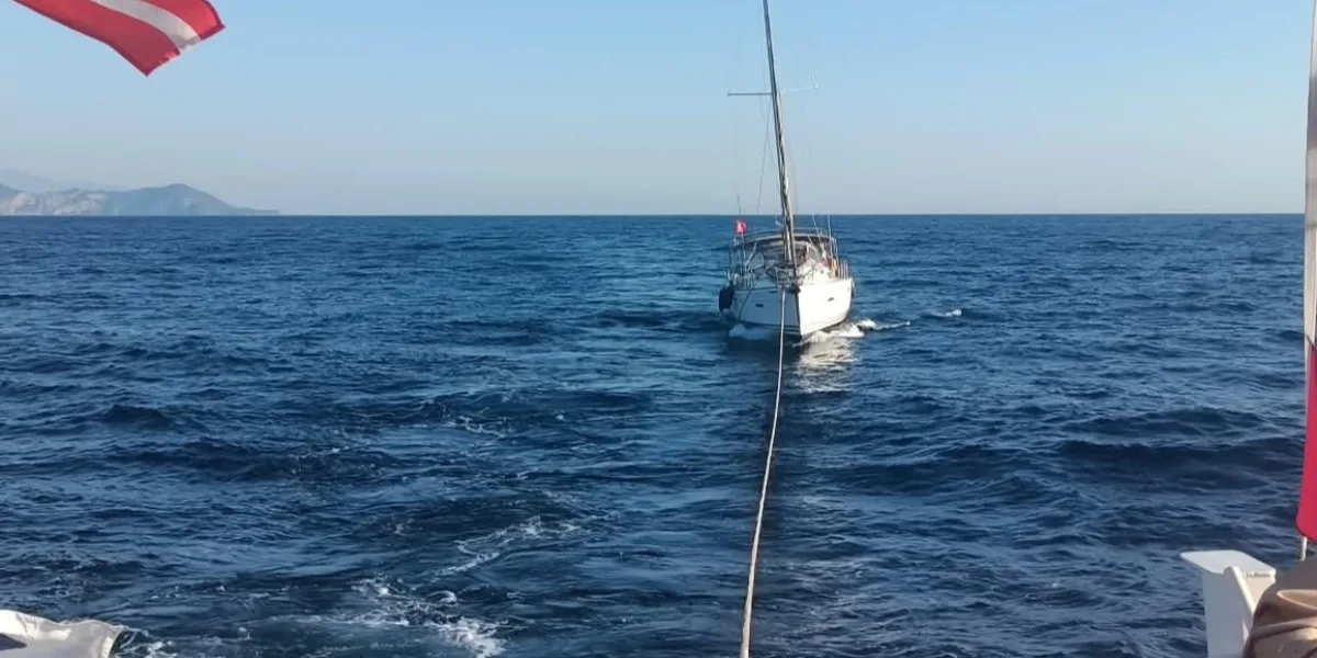 Fethiye açıklarında sürüklenen teknedeki 5 kişi kurtarıldı