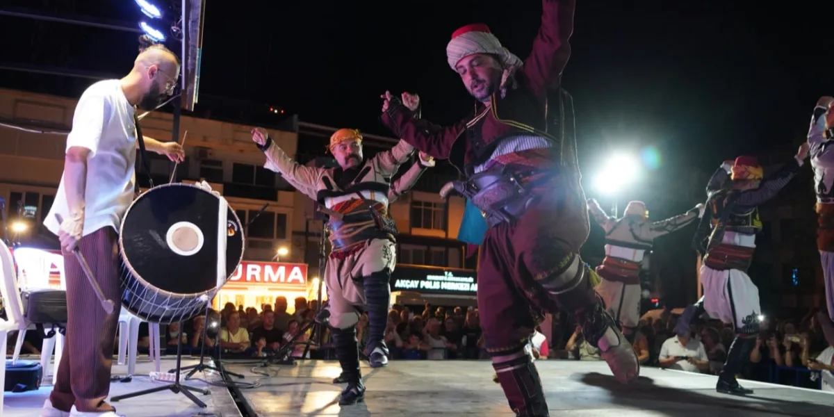 Balıkesir Edremit’in kurtuluş coşkusu 100 davulla yankılandı