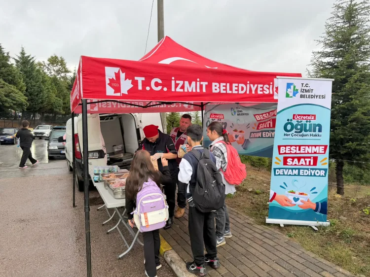İzmit Belediyesi, öğrencilere pizza ve ayran ikram etti