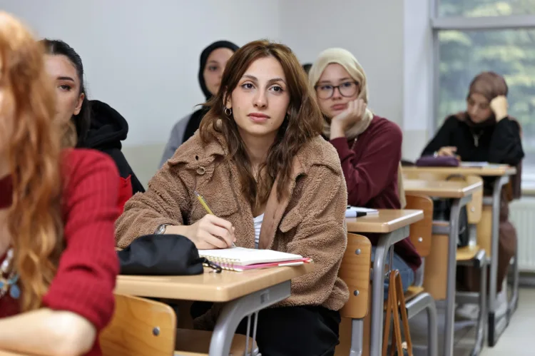 Bursa Büyükşehir’in ücretsiz YKS kurslarında eğitimler başladı