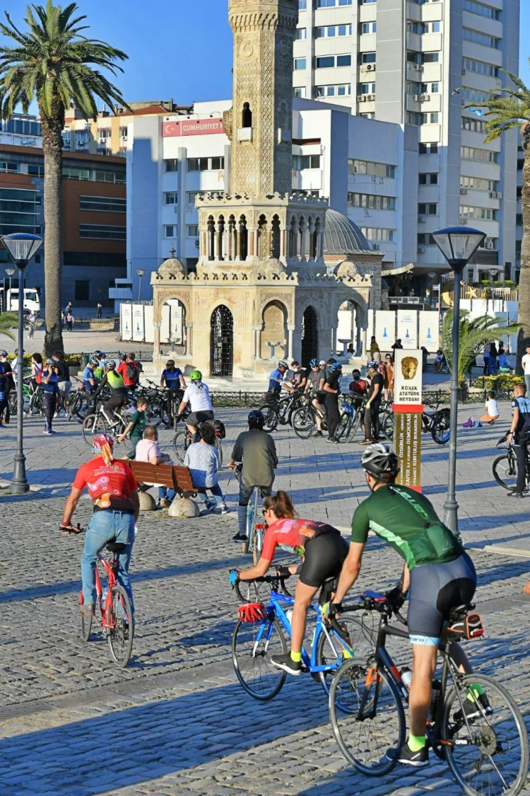 İzmir’in 2050 İklim Hedefinde Toplu Taşıma ve Bisiklet Öne Çıkıyor