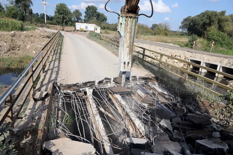 Söğütlü Beşdeğirmen Köprüsü Yıkımla Yenileniyor