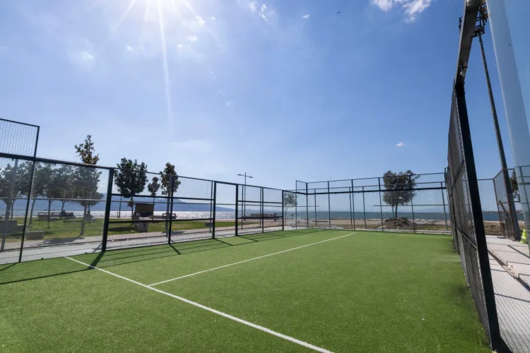 Bostanlı’daki iki padel kortunda sona doğru