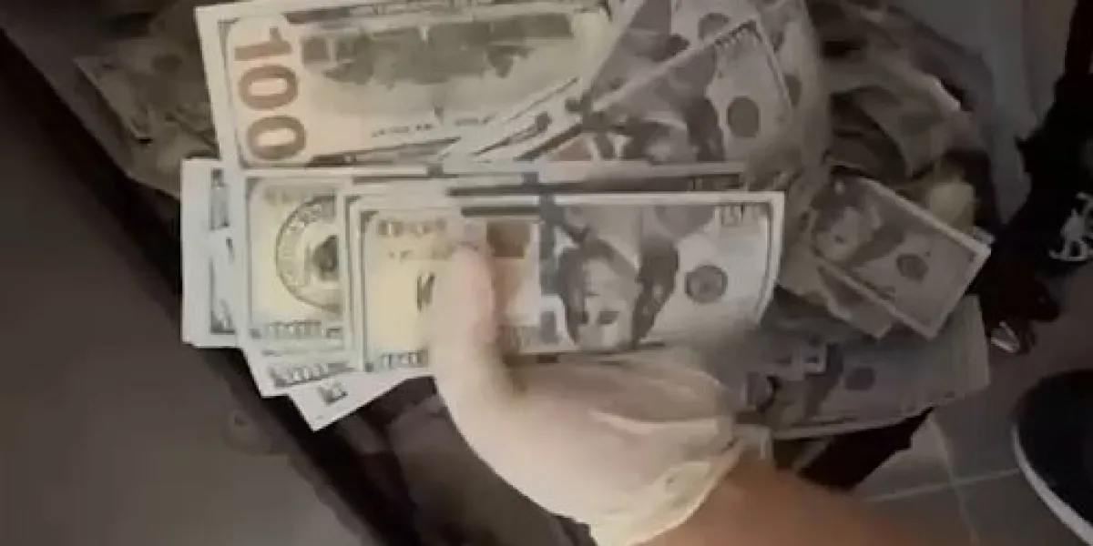 Esenyurt’ta sahte dolar operasyonu! 2 milyon 890 bin dolar ele geçirildi