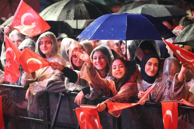 Osmangazi’de Cumhuriyet Coşkusu Göksel’in şarkılarıyla taçlandı