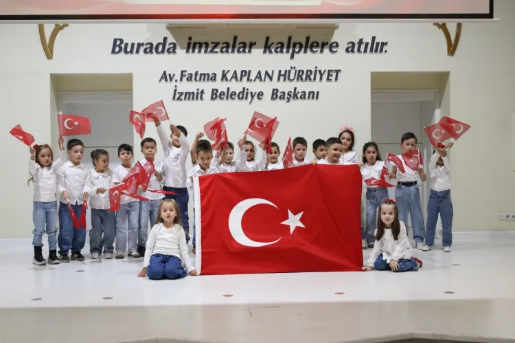 Çınar Çocuk Evleri’nin minikleri Cumhuriyet için sahne aldı