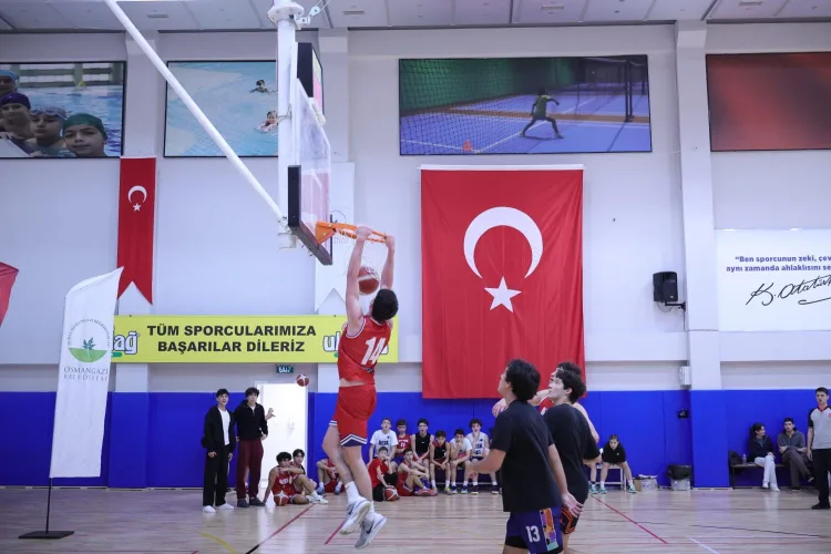 Bursa Osmangazi’de sporcular Cumhuriyet için ter döktü