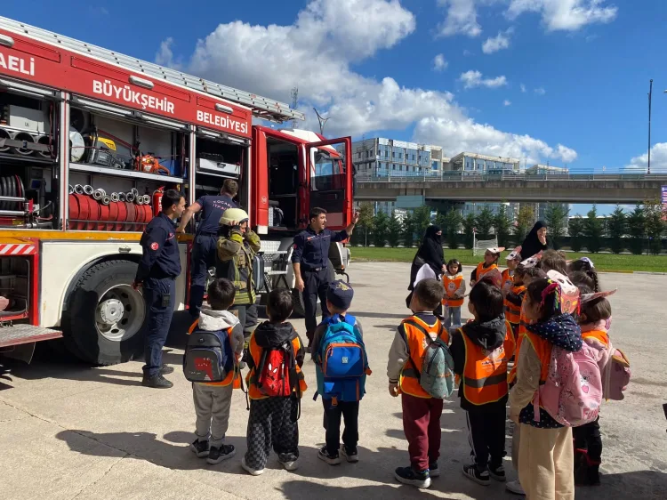 Kocaeli’de Minik Öğrenciler İtfaiyecilik Mesleğini Yakından Tanıdı