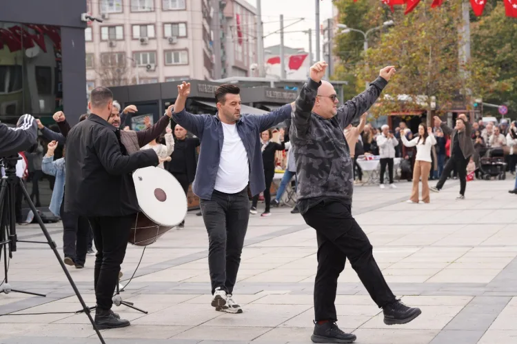 İzmit’ten Cumhuriyet’e 41 kişilik zeybekli selam