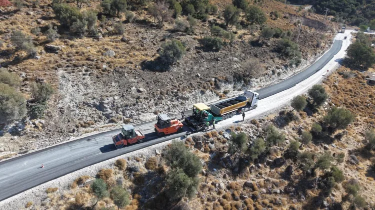 İzmir'de Aliağa ve Foça’da yollar yenileniyor... İzmir’in kuzeyinde yol atağı