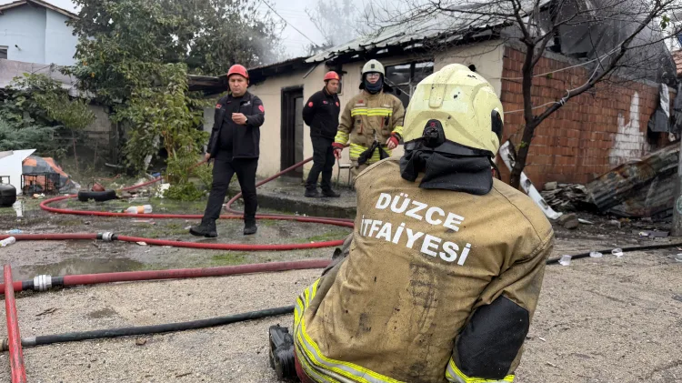 Düzce'de yangında bir ev kül oldu