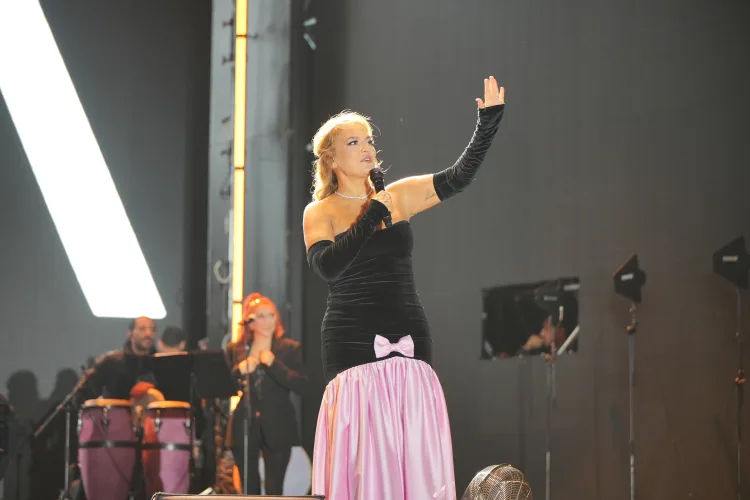 İzmir Kültür Yolu'nda ilk konser Demet Akalın'dan
