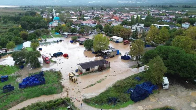 Bursa İznik’te Çakırca Deresi taştı! Tarım arazileri sular altında kaldı