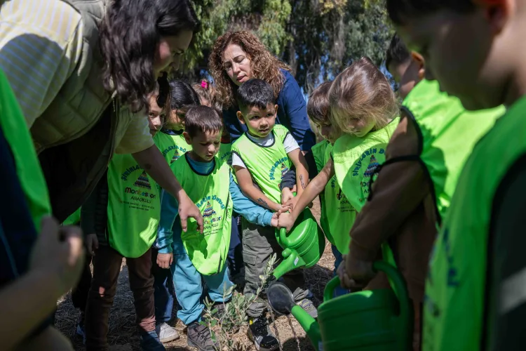 Bornova’nın minikleri 50 zeytin fidanını toprakla buluşturdu