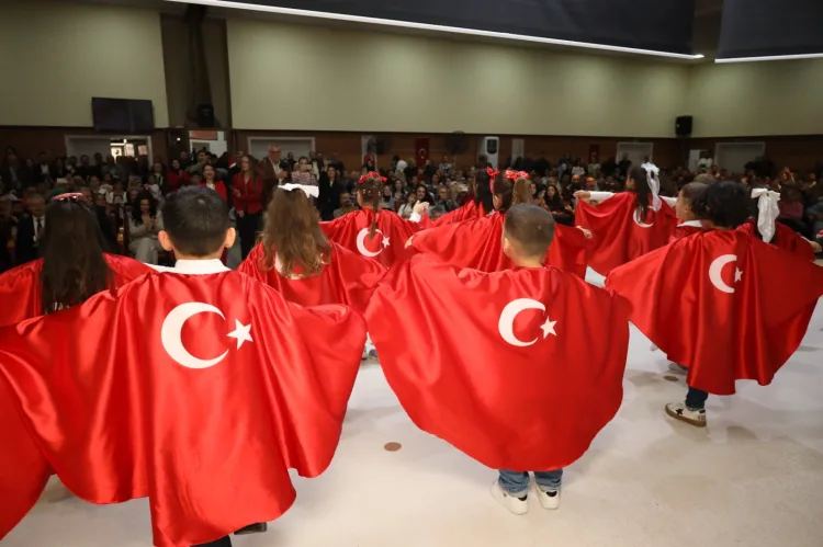 Çınar Çocuk Evleri’nin minikleri Cumhuriyet için sahne aldı