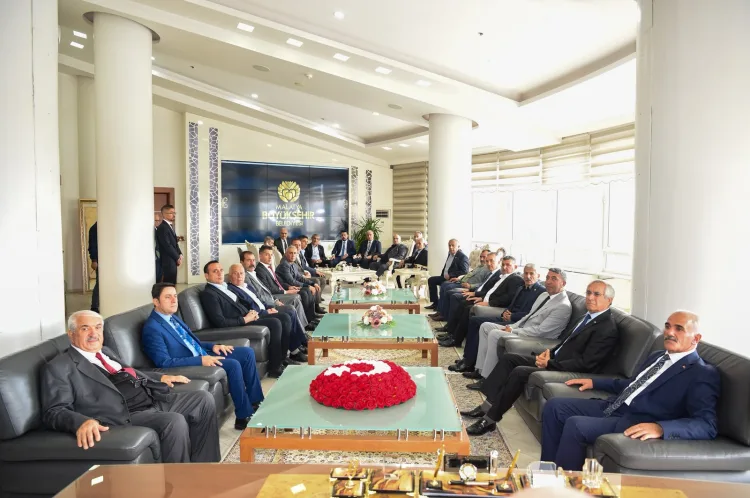 Malatyalı muhtarlardan Başkan Er'e hizmet teşekkürü