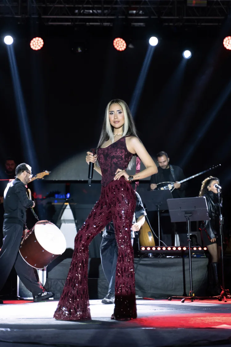 Hande Ünsal'dan Cumhuriyet'e kırmızı imza