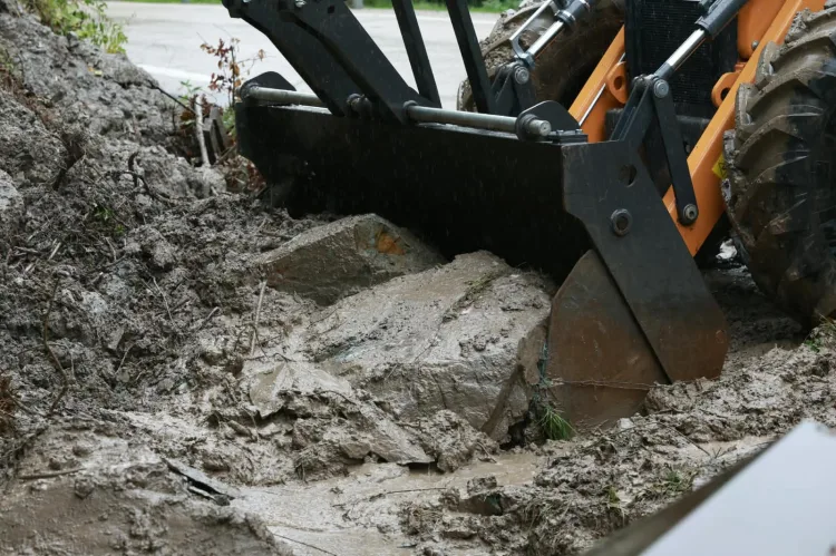 Bursa Osmangazi'de toprak kaymasına hızlı müdahale