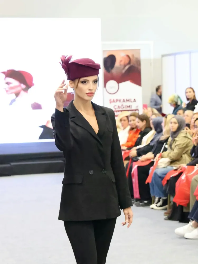 Şapkalar podyumda