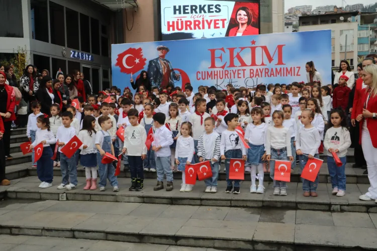 Çınarlı minikler Cumhuriyet coşkusunu kortej ve koro ile yaşadı
