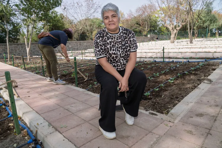 İzmir'de toprakla buluştu, yaşama yeniden tutundu