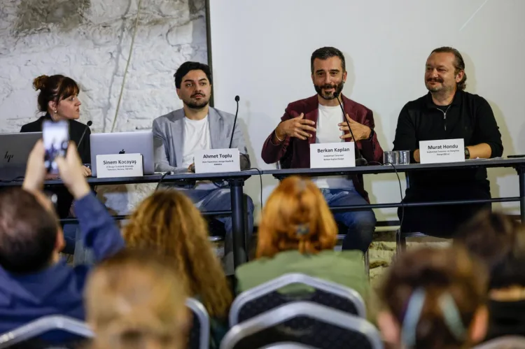 İzmir'de genç tasarımcılar sektör temsilcileriyle tarihi handa buluştu