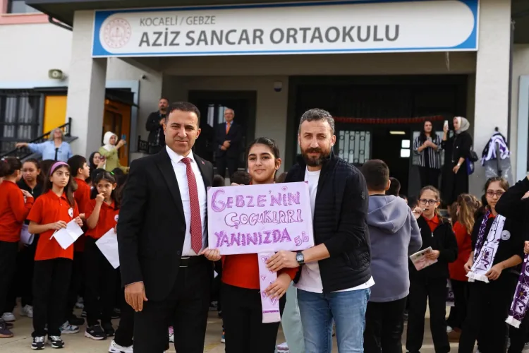 Gebzesporlu futbolcular öğrencilerin yüzünü güldürdü