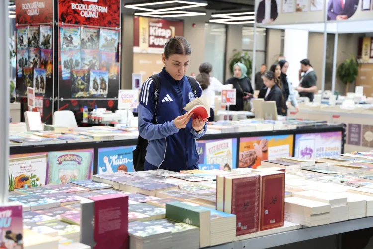 İrem, kitapların dünyasını işaret diliyle keşfetti