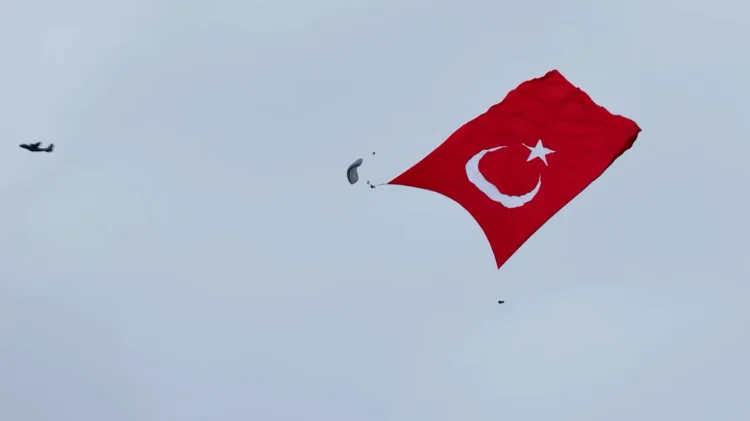 Gökyüzünde Türk bayrağıyla rekor! 3 bin 37 metrekarelik dev bayrak dalgalandırıldı