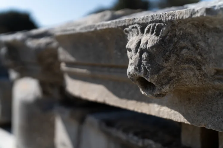 Teos’un taşları 2 bin 200 yıllık tarihi gün yüzüne çıkarıyor