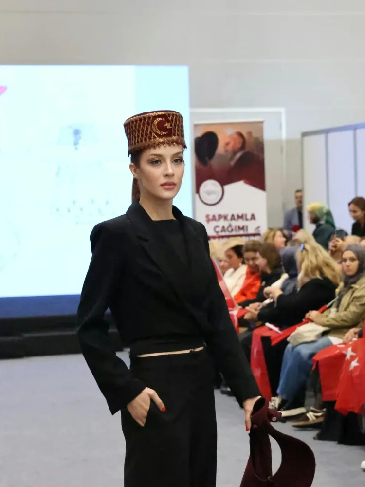 Şapkalar podyumda