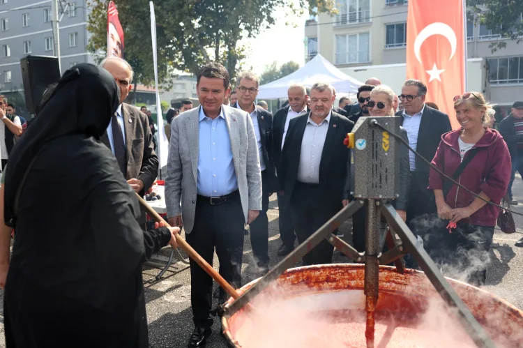 Bursa Osmangazi'de imece salça bereketi! 180 aileye kışlık destek